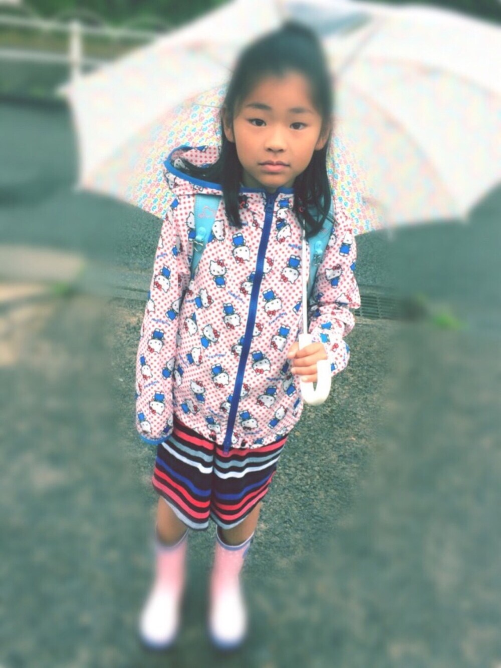 「キッズファッション、雨の日コーデ、ブーフーウー、ワンピース、小学生、キティちゃん、ウィンドブレーカー」｜「One deux booのHello Kittyポケッタブルウィンドブレーカ Men's（その他トップス、レッド系）」を使った、SENAさん（キッズ・133cm）の春コーディネートの1枚目の写真