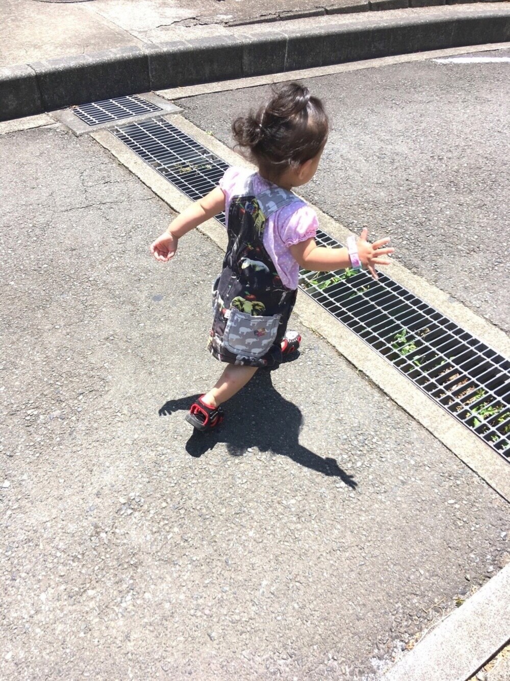 「夏、kids、おんなのこ、1歳、ジャンパースカート、ブーフーウー」｜「One deux booのスカート（ワンピース、ブラック系）」を使った、SENAさん（キッズ・80cm）の夏コーディネートの1枚目の写真