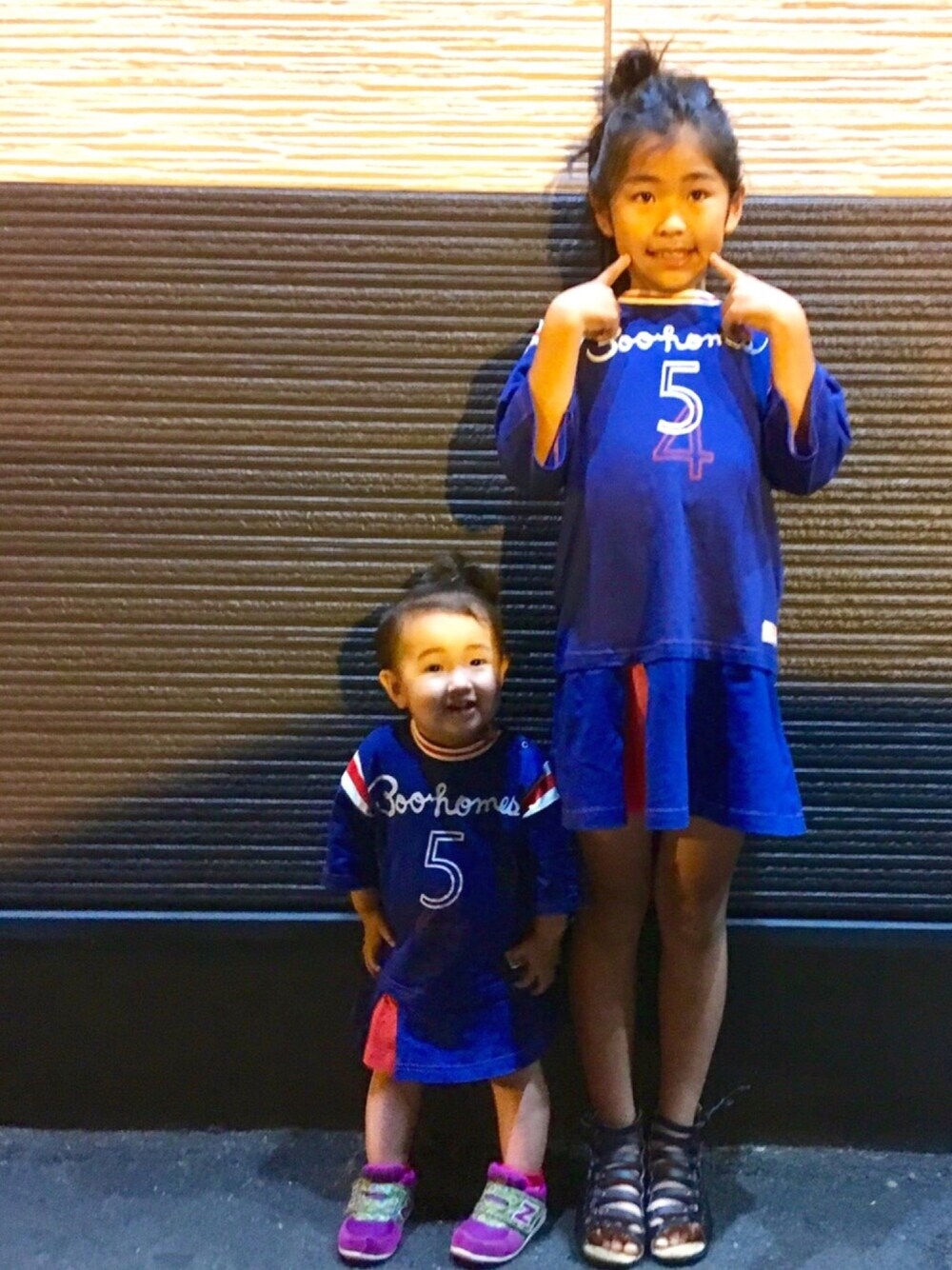 「夏コーデ、キッズコーデ、シンプル、おんなのこコーデ、1歳、8歳、ブーフーウー、姉妹コーデ、おそろいコーデ、フットボールワンピース」｜「BOOFOOWOOの七分袖フットボールワンピース（ワンピース、ブルー系）」を使った、SENAさん（キッズ・133cm）の夏コーディネートの1枚目の写真