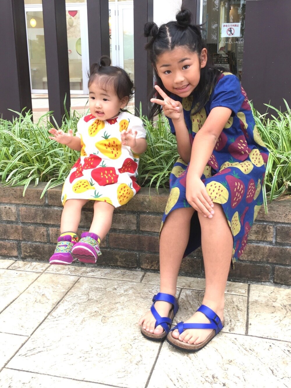 「kids、kidsfashion、おんなのこ、おそろいコーデ、姉妹コーデ、8歳、1歳、あかちゃんコーデ、小学生、ブーフーウー」｜「BOOFOOWOOのイチゴワンピース（ワンピース、ベージュ系）」を使った、SENAさん（キッズ・133cm）の夏コーディネートの1枚目の写真