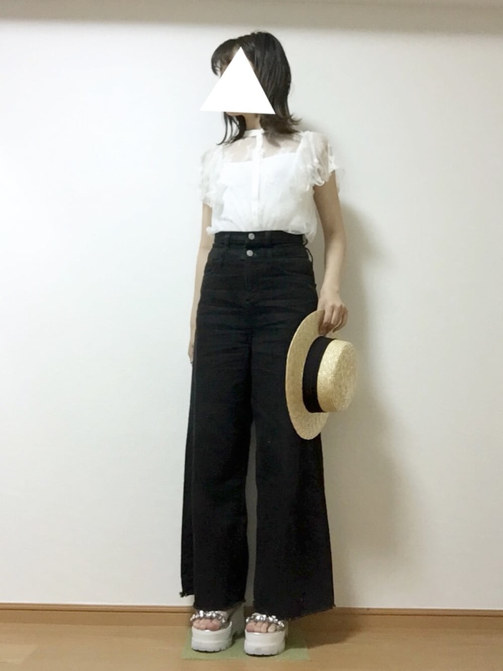 ホワイト系のTシャツ/カットソー、ブラック系のデニムパンツ、その他のサンダルを着用したレディースの春コーディネートの1枚目の写真