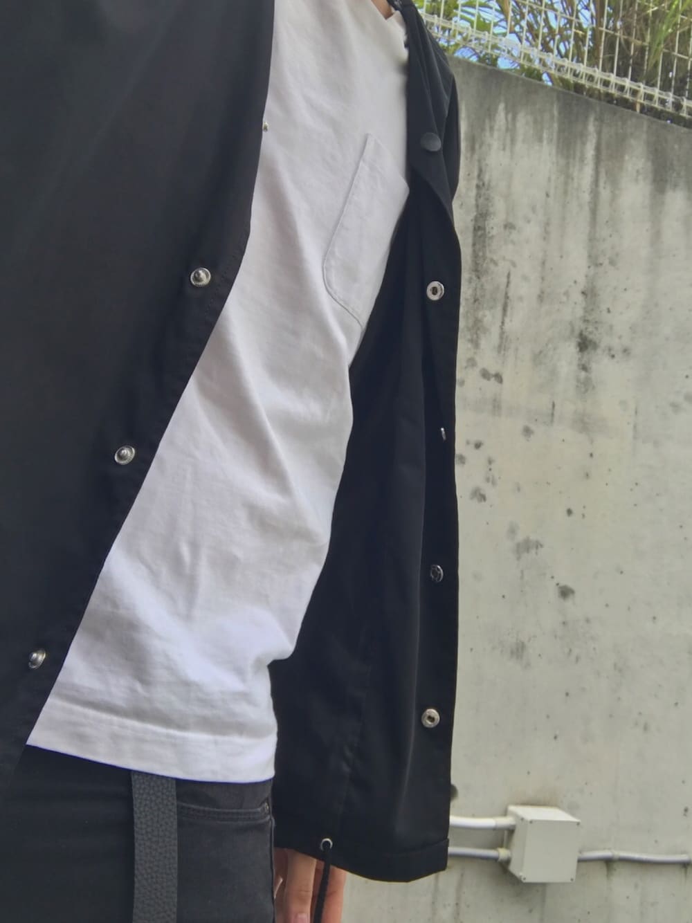 ホワイト系のTシャツ/カットソー、ブラック系のブルゾン、ブラック系のその他パンツを着用したメンズの秋コーディネートの1枚目の写真