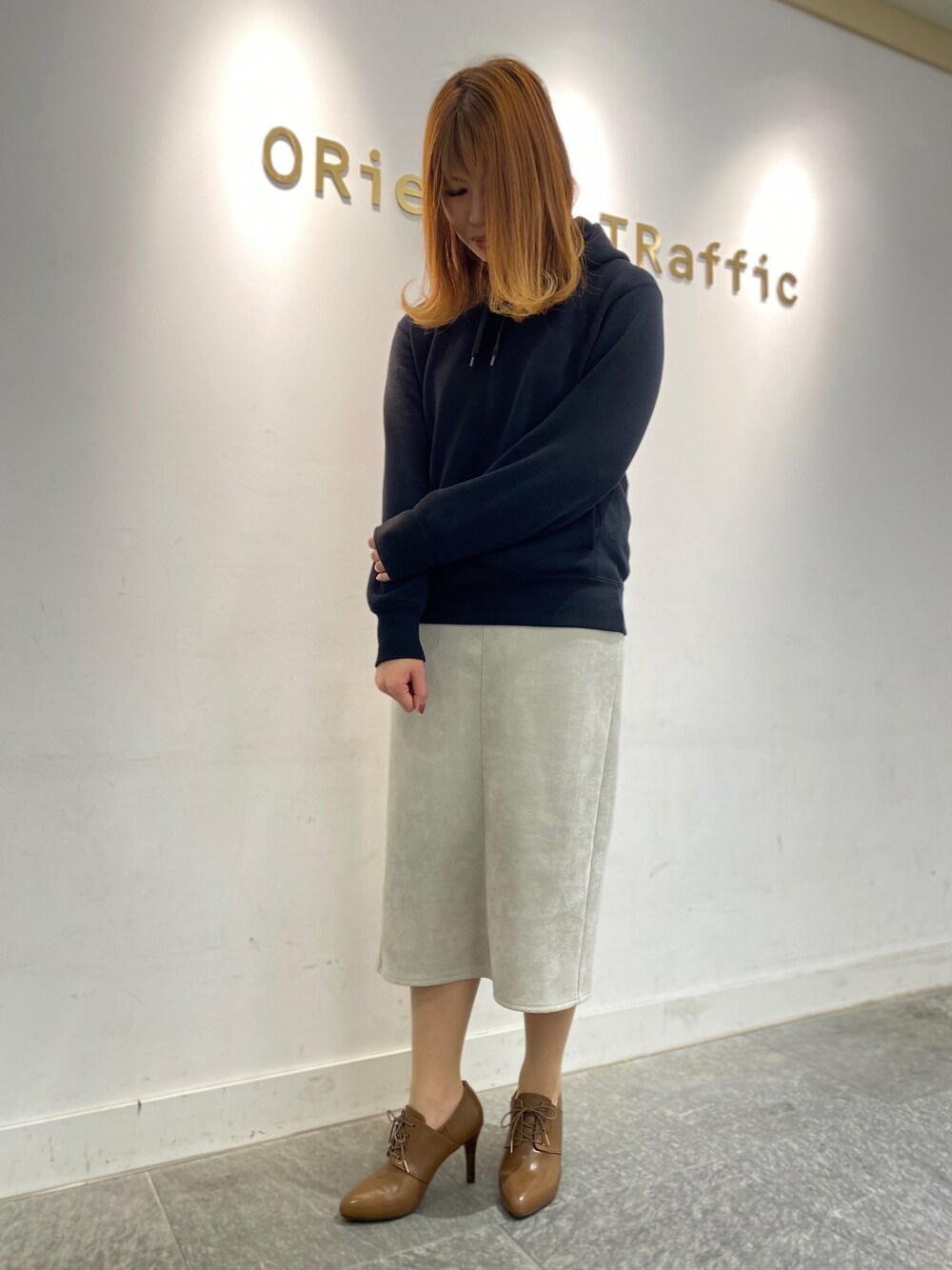 「タイトスカート、ブーティ、シンプル、きれいめカジュアル、オリエンタルトラフィック、春コーデ、フーディー、オトナ女子、9421」｜「ORiental TRafficのレースアップブーティー★9421（ブーツ、ベージュ系）」を使った、OrientalTraffic 天王寺店さん（レディース・158cm）の春コーディネートの1枚目の写真