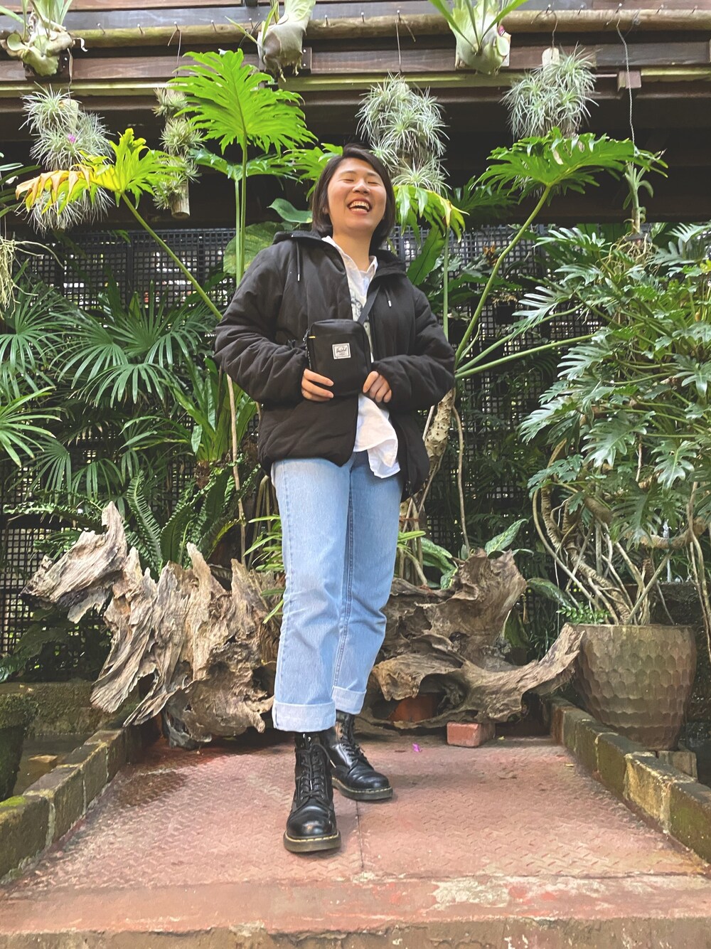 「denim、Herschel Supply、Okinawa」｜「The Herschel Supply Co. Brandのアイテム（ショルダーバッグ、ブラック系）」を使った、miharukingさん（レディース・168cm）の夏コーディネートの1枚目の写真