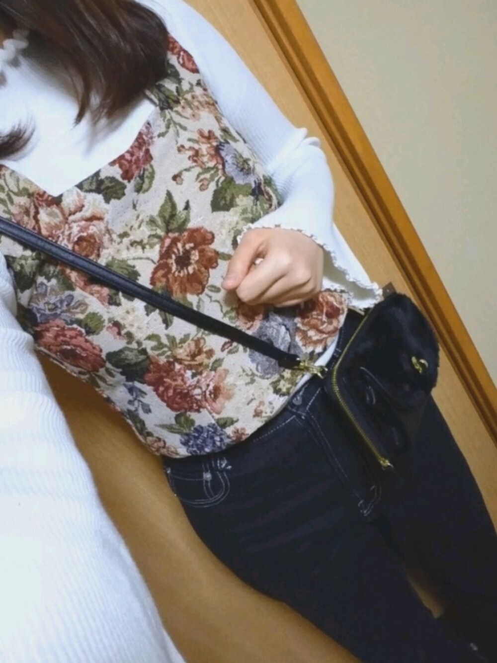 「シンプルおしゃれが好き、ビスチェ、アプレジュール、クティール、冬、冬コーデ、ニット、高身長女子」｜「apres jourのフリルネックニットトップス【ZOZOTOWN限定アイテム】（ニット/セーター、ホワイト系）」を使った、しおさん（レディース・171cm）の秋コーディネートの1枚目の写真