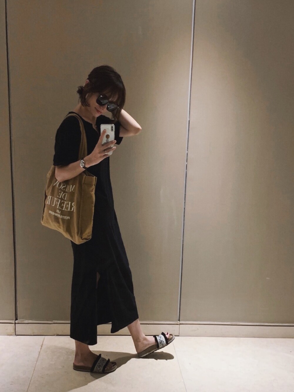 「Ungrid、REEFUR #maisondereefur #ootd #OUTFIT #look #today、GUCCI、サングラス、ブラックコーデ、ブラック」｜「MAISON DE REEFURのリネン トート バッグ M（トートバッグ、ベージュ系）」を使った、moz777さん（レディース・170cm）の夏コーディネートの1枚目の写真