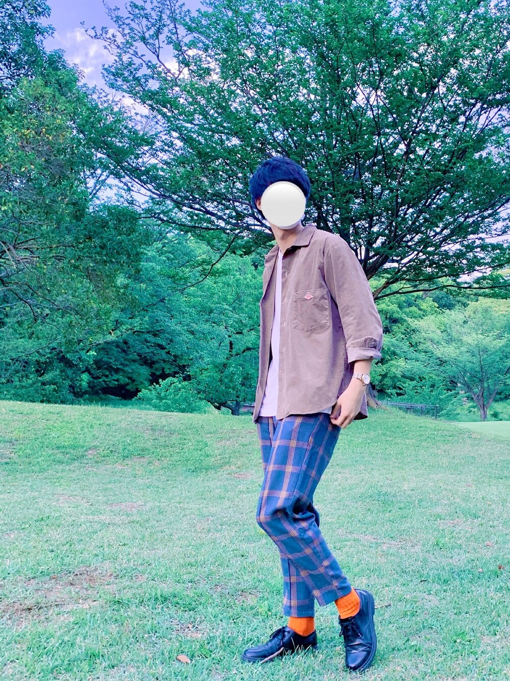 ホワイト系のTシャツ/カットソー、イエロー系のカバーオール、ブルー系のスラックスを着用したメンズの春コーディネートの1枚目の写真