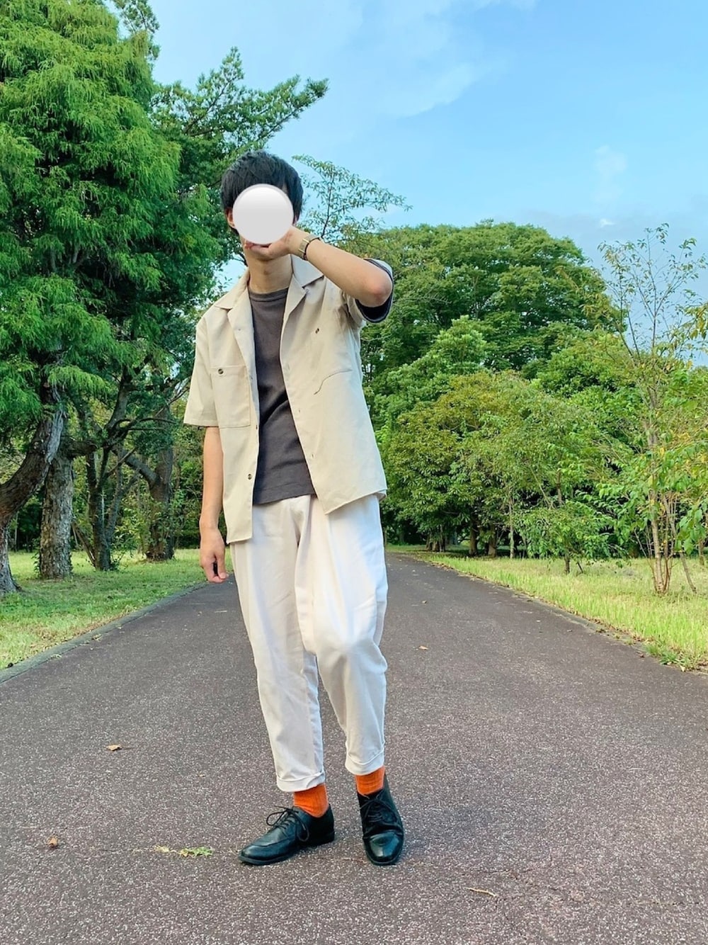 ベージュ系のシャツ/ブラウス、ブラック系のTシャツ/カットソー、ホワイト系のチノパンツを着用したメンズの秋コーディネートの1枚目の写真