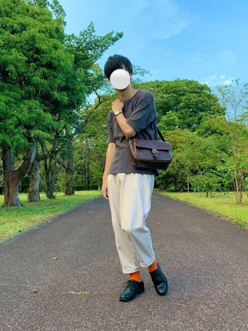 ホワイト系のチノパンツ、ブラック系のシューズ、ブラック系のTシャツ/カットソーを着用したメンズの秋コーディネートの1枚目の写真