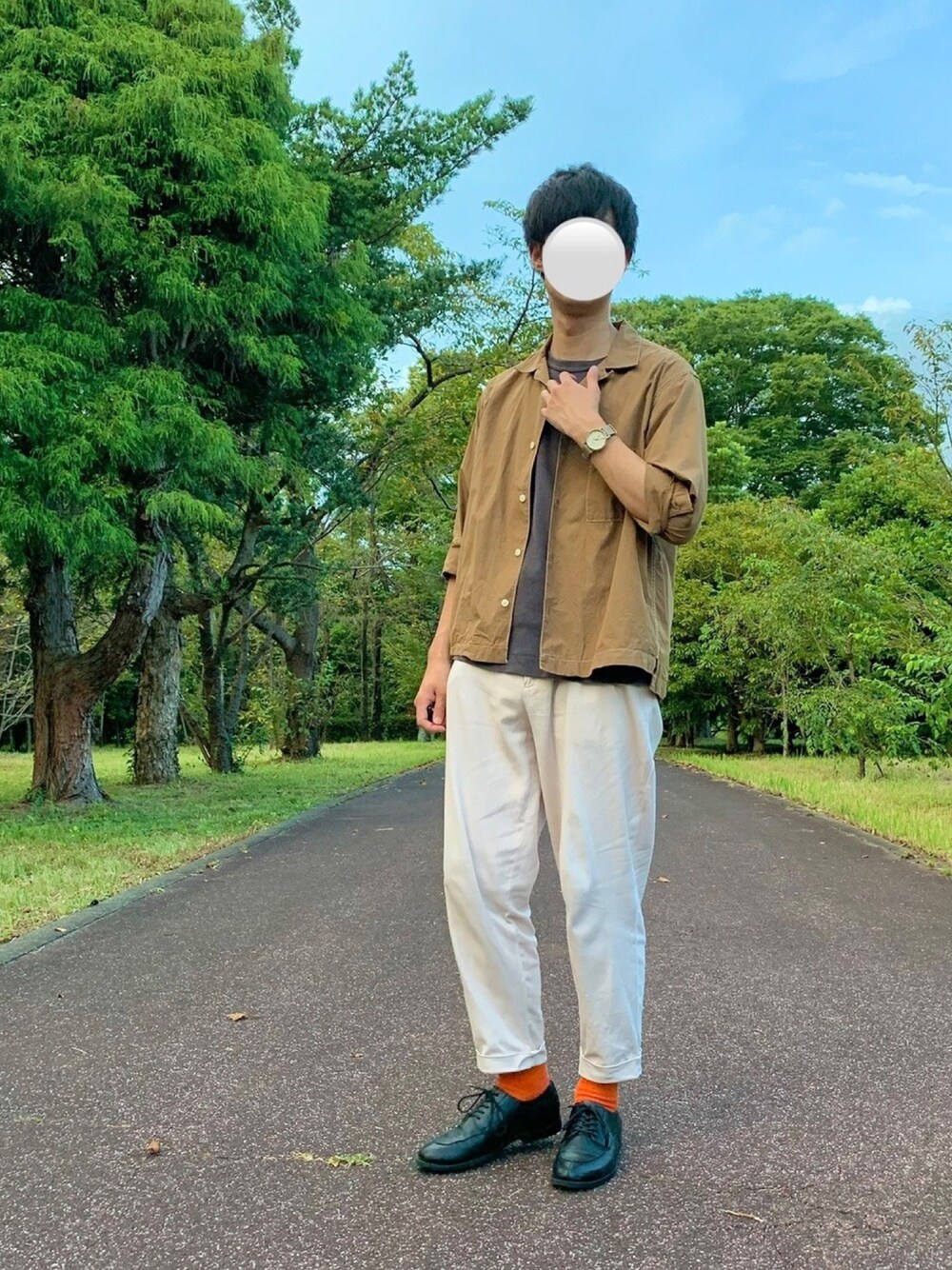 ブラック系のシューズ、ホワイト系のチノパンツ、ブラック系のTシャツ/カットソーを着用したメンズの秋コーディネートの1枚目の写真