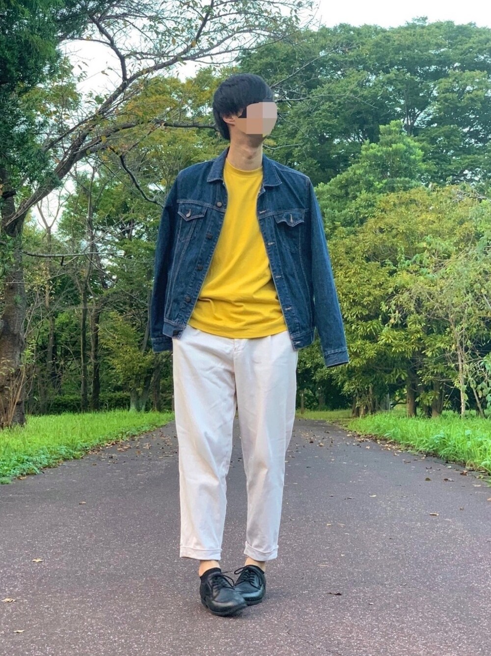 ブラック系のシューズ、イエロー系のTシャツ/カットソー、ホワイト系のチノパンツを着用したメンズの秋コーディネートの1枚目の写真