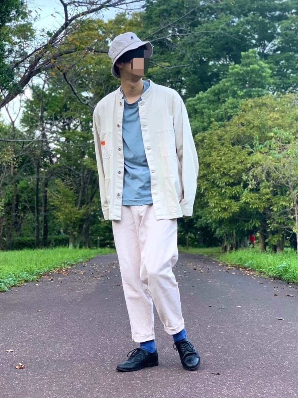 ホワイト系のチノパンツ、ブラック系のシューズ、ブルー系のTシャツ/カットソーを着用したメンズの秋コーディネートの1枚目の写真