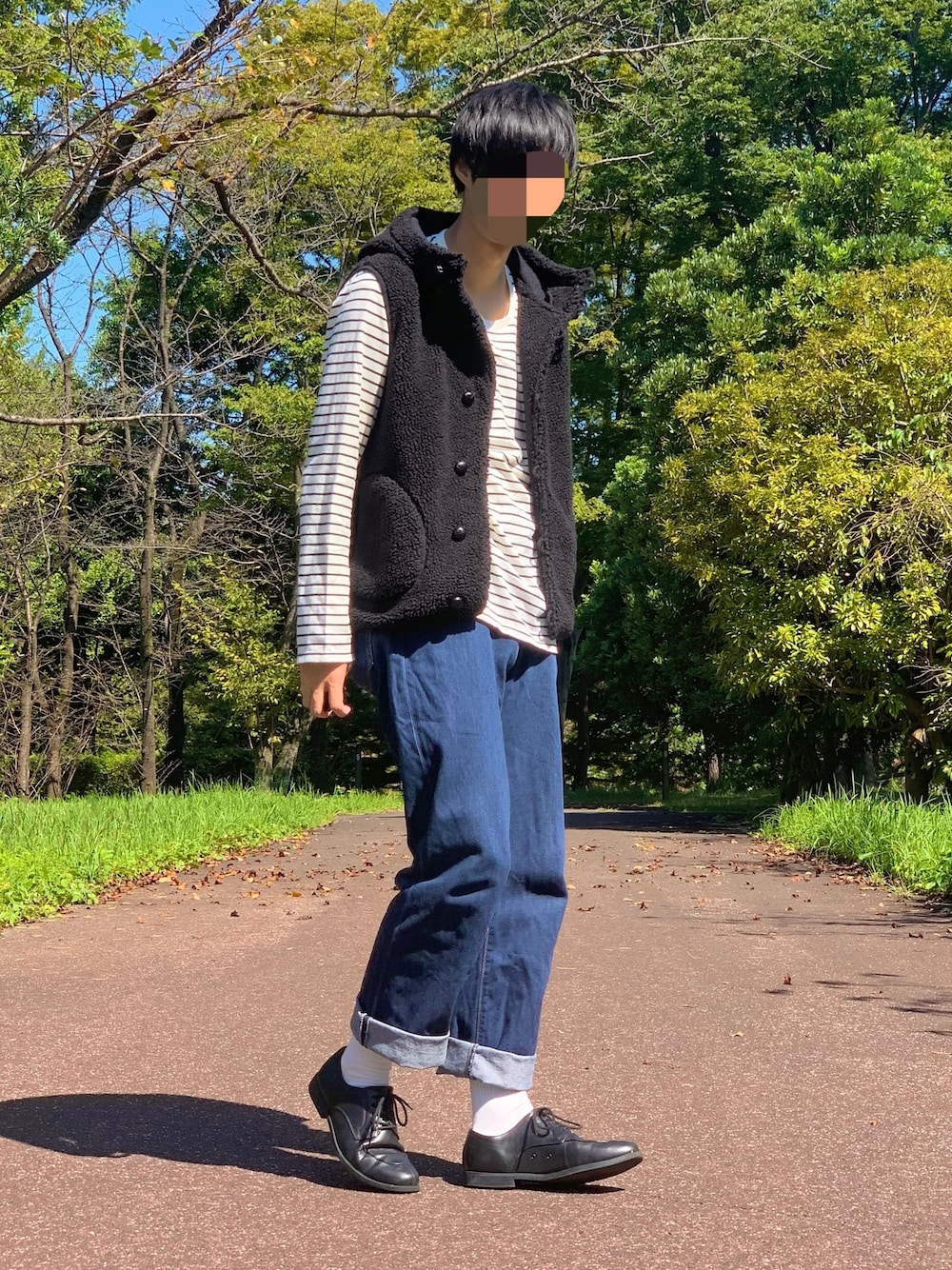 ブラック系のシューズ、ブラック系のベストを着用したメンズの秋コーディネートの1枚目の写真