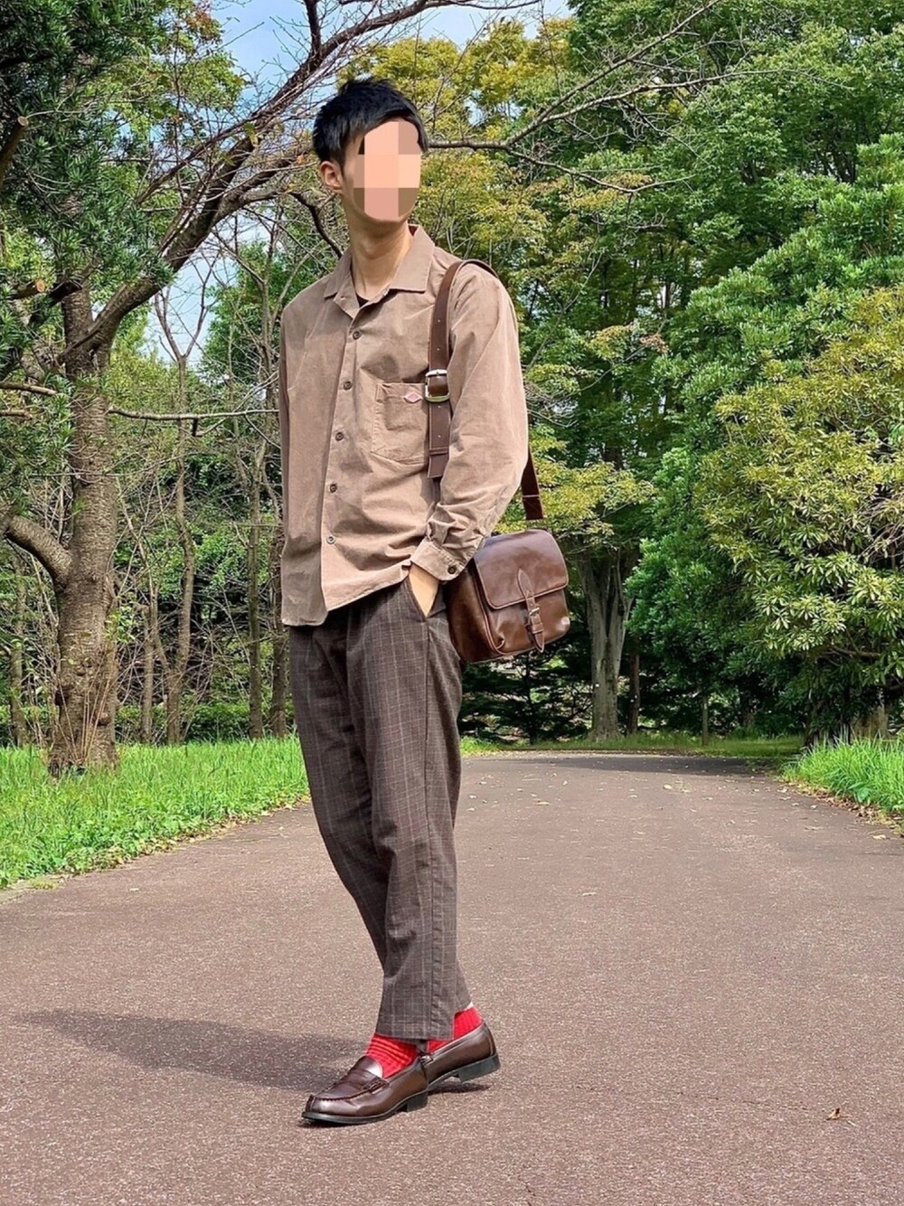 イエロー系のカバーオール、ブラウン系のショルダーバッグ、ブラウン系のその他パンツを着用したメンズの秋コーディネートの1枚目の写真