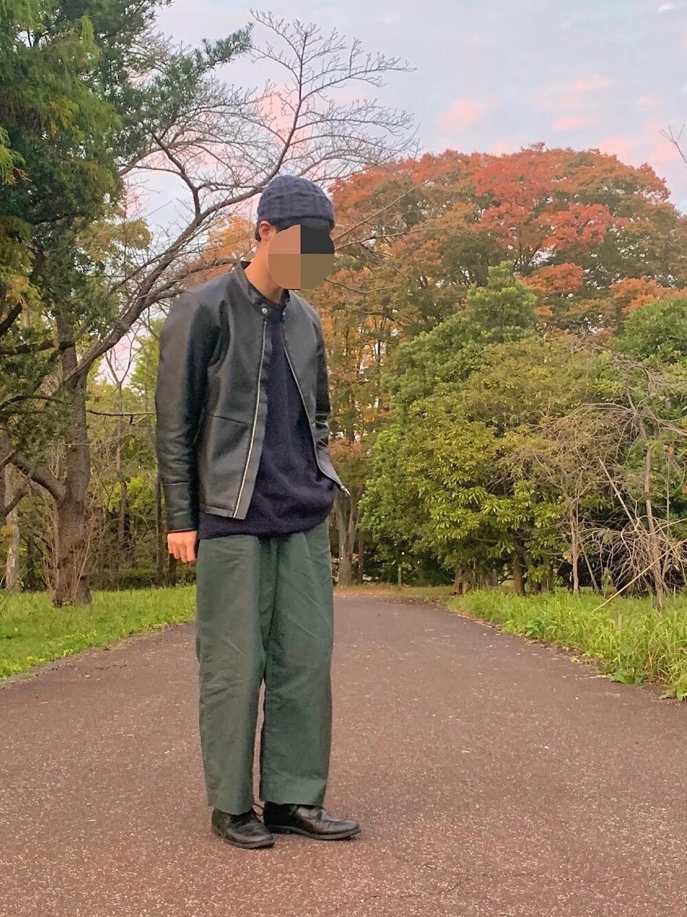 グリーン系のその他パンツ、ブラック系のシューズ、ブルー系のニット/セーターを着用したメンズの秋コーディネートの1枚目の写真