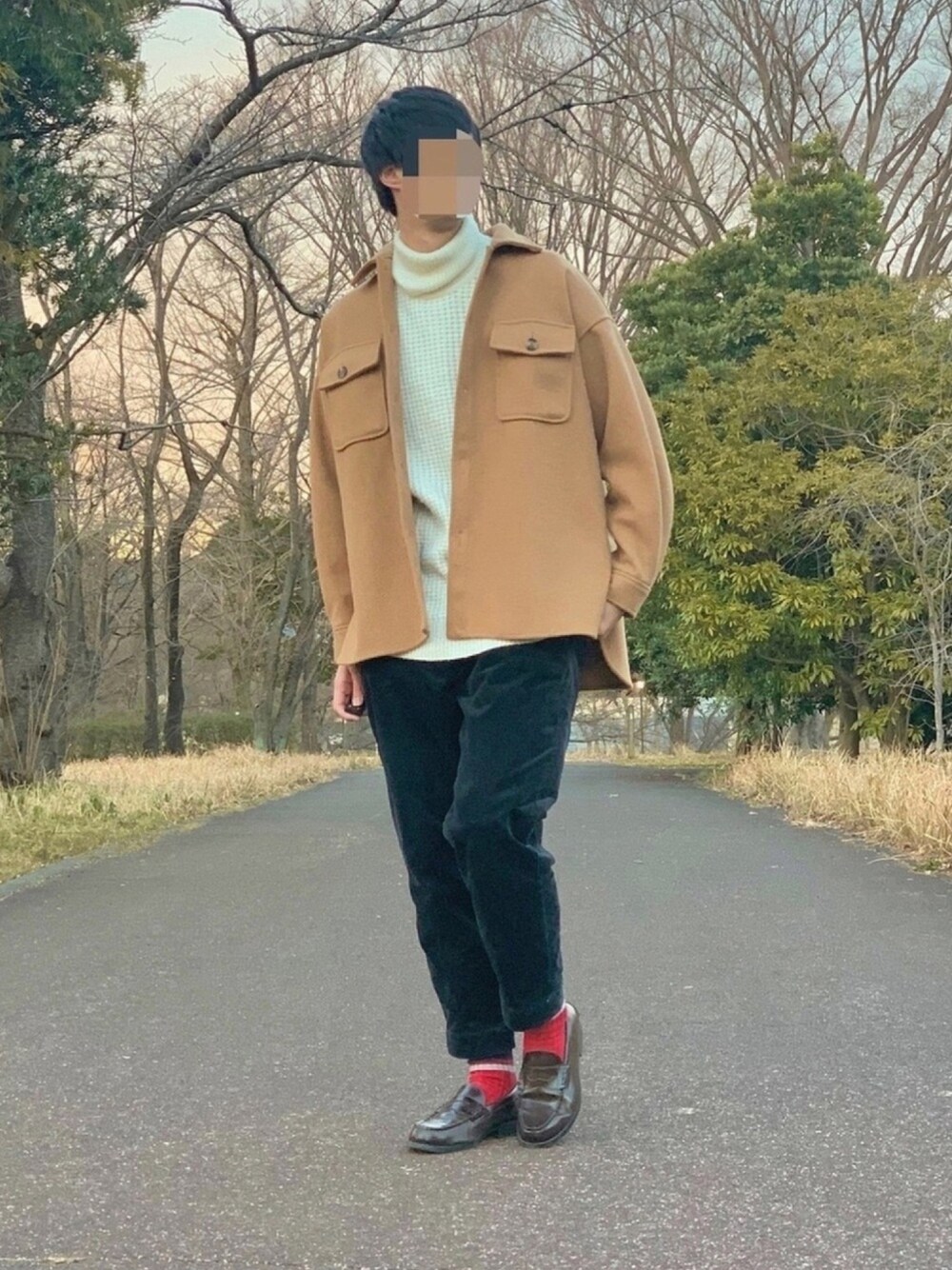 グリーン系のその他パンツ、イエロー系のその他アウター、ホワイト系のニット/セーターを着用したメンズの冬コーディネートの1枚目の写真