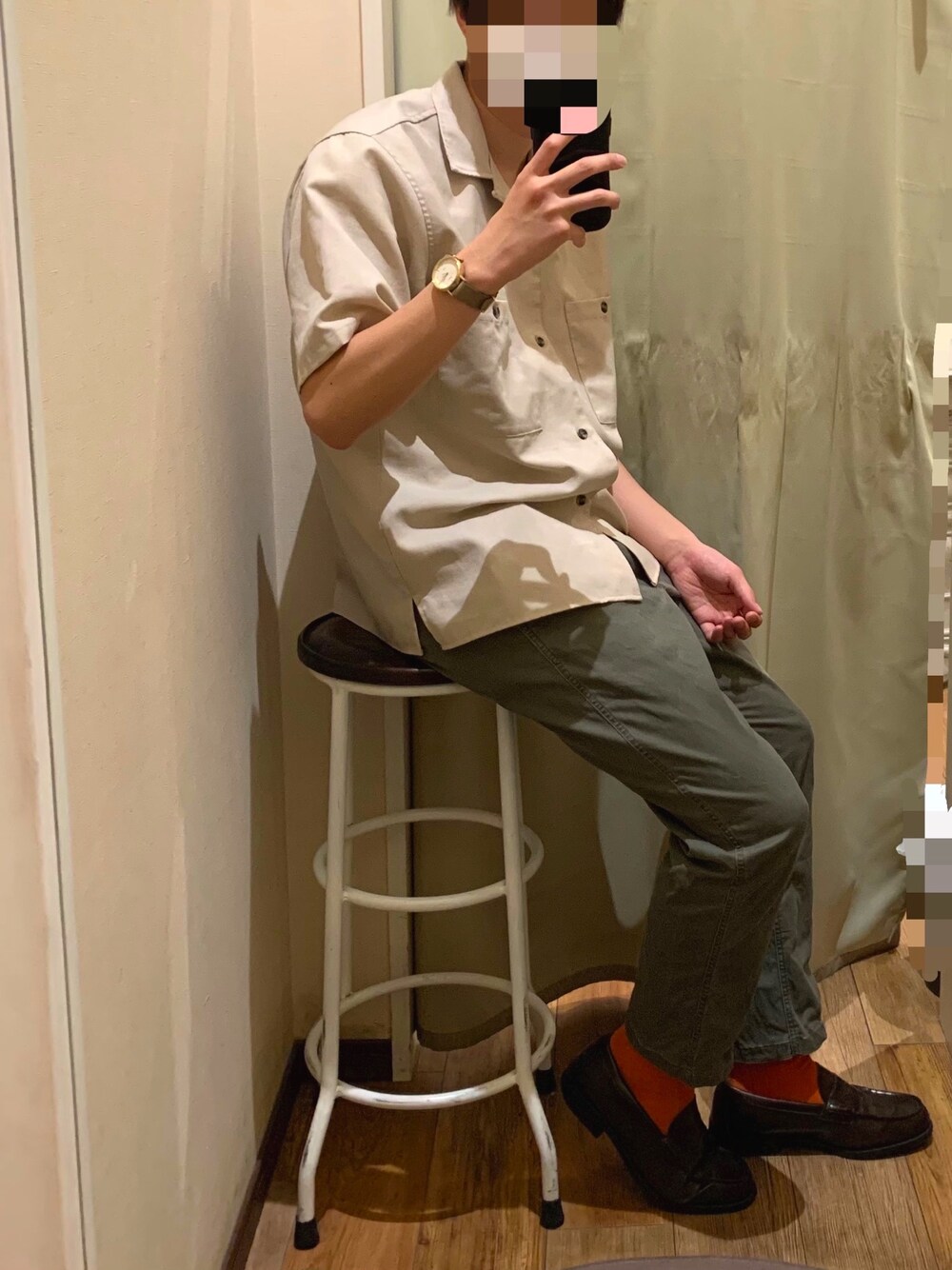 グリーン系のその他パンツ、ベージュ系のシャツ/ブラウス、グレー系のアナログ腕時計を着用したメンズの春コーディネートの1枚目の写真