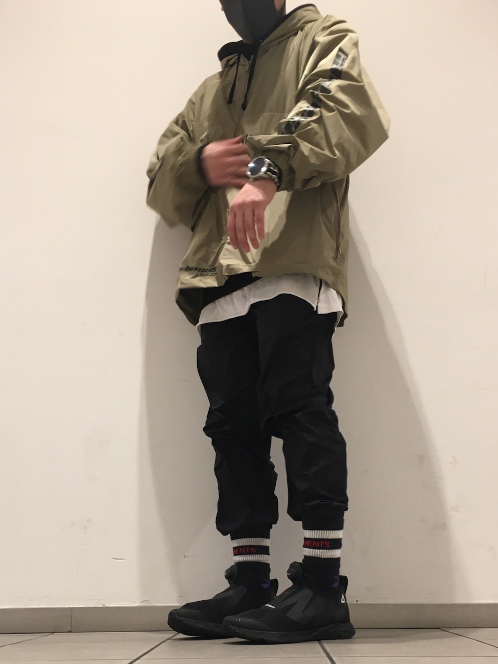「montblanc、vetements、yeezy、adidas、reebok、supreme、スマートウォッチ」｜「Yeezyのアイテム（ブルゾン、グリーン系）」を使った、sanchakingさん（メンズ・163cm）の秋コーディネートの1枚目の写真