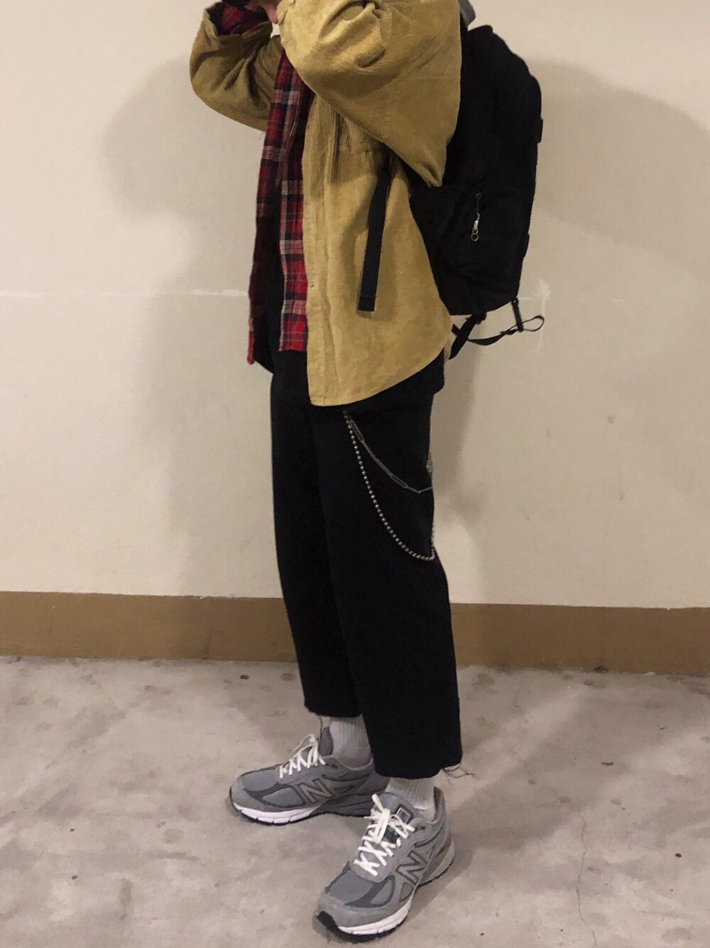 「NEW BALANCEのアイテム（スニーカー、グレー系）」を使った、Cheng Ka Chunさん（メンズ・176cm）の春コーディネートの1枚目の写真
