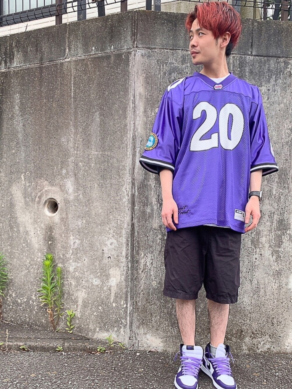「スニーカー、スポーツミックス、ナイキコーデ」｜「XLARGEのFOOTBALL SHIRT（Tシャツ/カットソー、パープル系）」を使った、RFhair さん（メンズ・168cm）の夏コーディネートの1枚目の写真