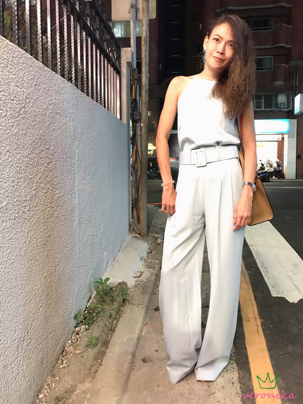 「thailandのアイテム（トップス、ブルー系）」を使った、veronika panさん（レディース・158cm）の秋コーディネートの1枚目の写真