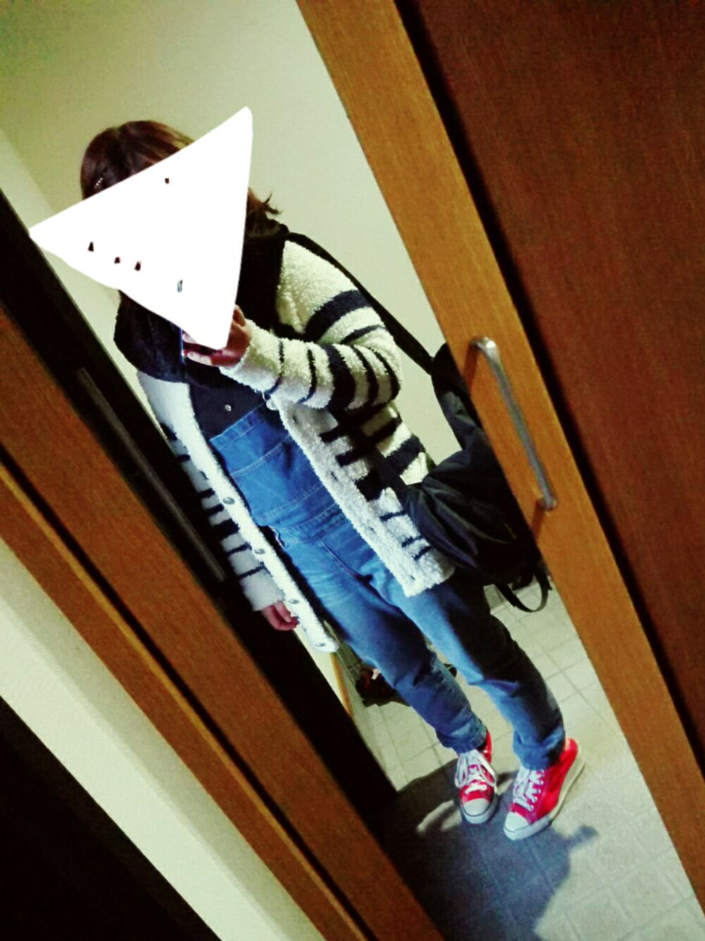 「コンバース、オーバーオール、赤い靴、ラフ、スニーカーコーデ」｜「CONVERSEのアイテム（スニーカー、レッド系）」を使った、さっぷさん（レディース・152cm）の冬コーディネートの1枚目の写真