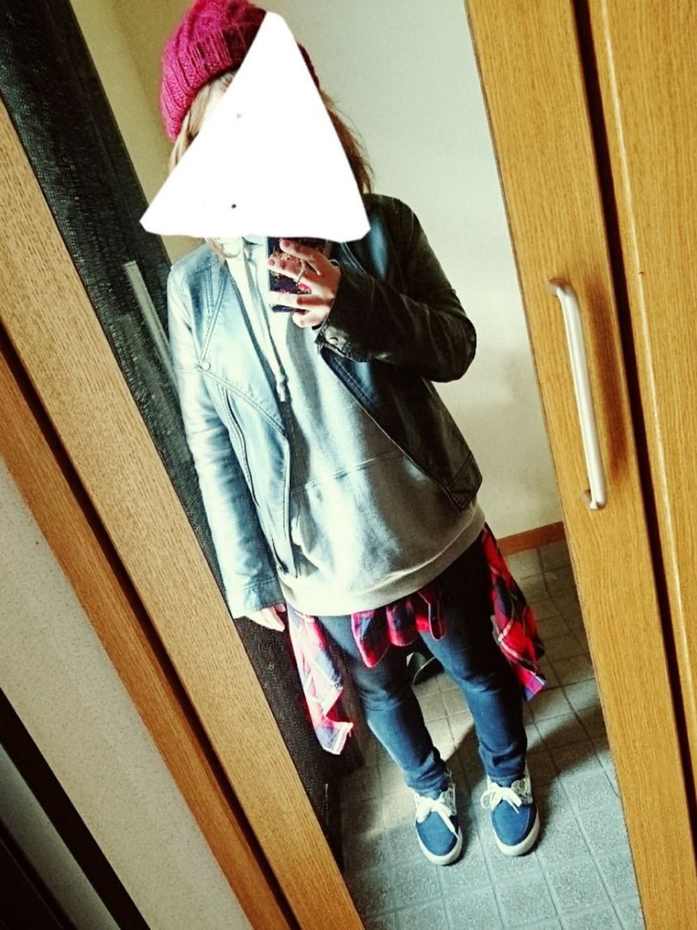「休日スタイル、デニム、カジュアル、プチプラコーデ、GU、赤、オーバーサイズパーカー、低身長、UNIQLO、ストリート服が好き」｜「OLIVE des OLIVEのアイテム（ライダースジャケット、ブラック系）」を使った、さっぷさん（レディース・152cm）の冬コーディネートの1枚目の写真