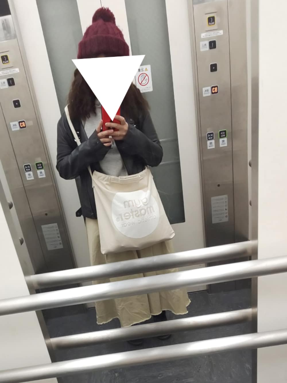 「Levi'sのアイテム（ニットキャップ/ビーニー、レッド系）」を使った、さっぷさん（レディース・152cm）の秋コーディネートの1枚目の写真