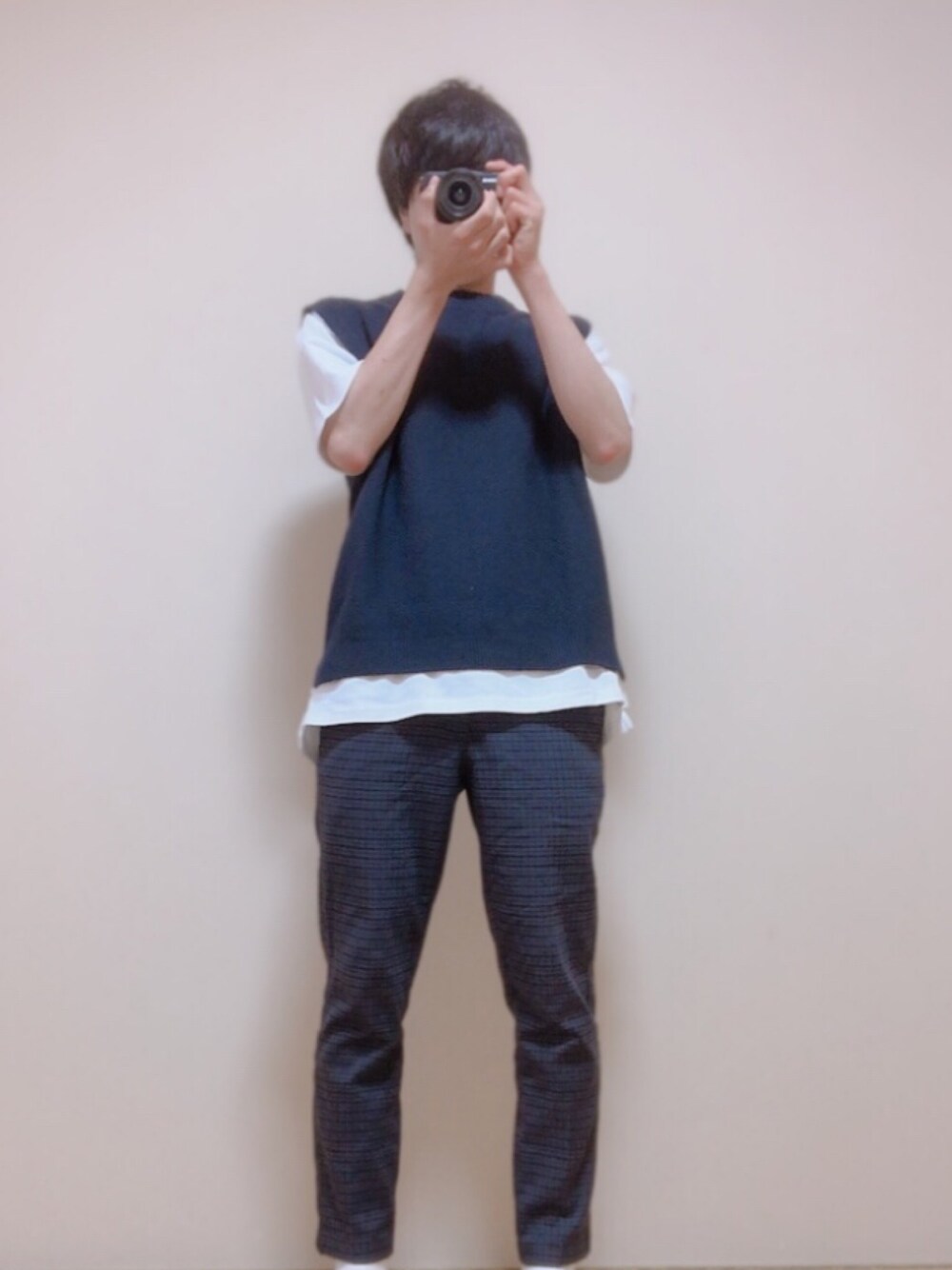 ブルー系のベスト、ホワイト系のTシャツ/カットソー、ブルー系のスラックスを着用したメンズの夏コーディネートの1枚目の写真