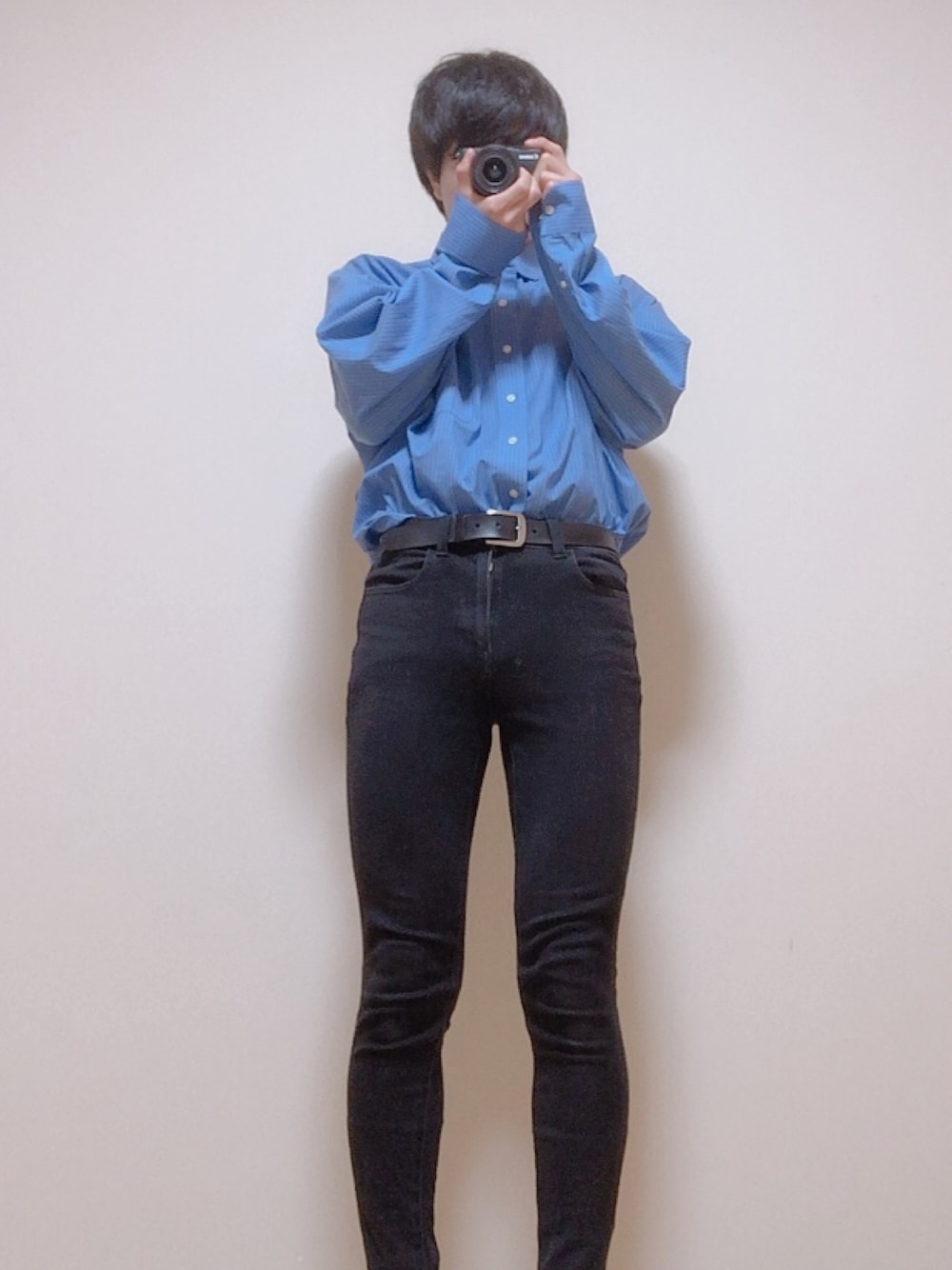 ブルー系のシャツ/ブラウス、ブラック系のデニムパンツを着用したメンズの夏コーディネートの1枚目の写真