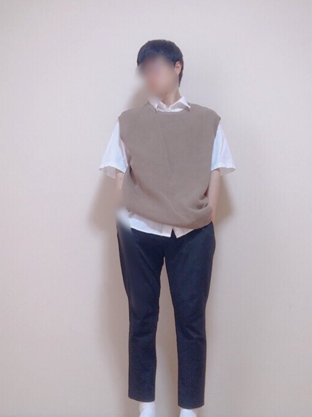 ベージュ系のニット/セーター、ホワイト系のシャツ/ブラウス、ブラック系のパンツを着用したメンズの夏コーディネートの1枚目の写真