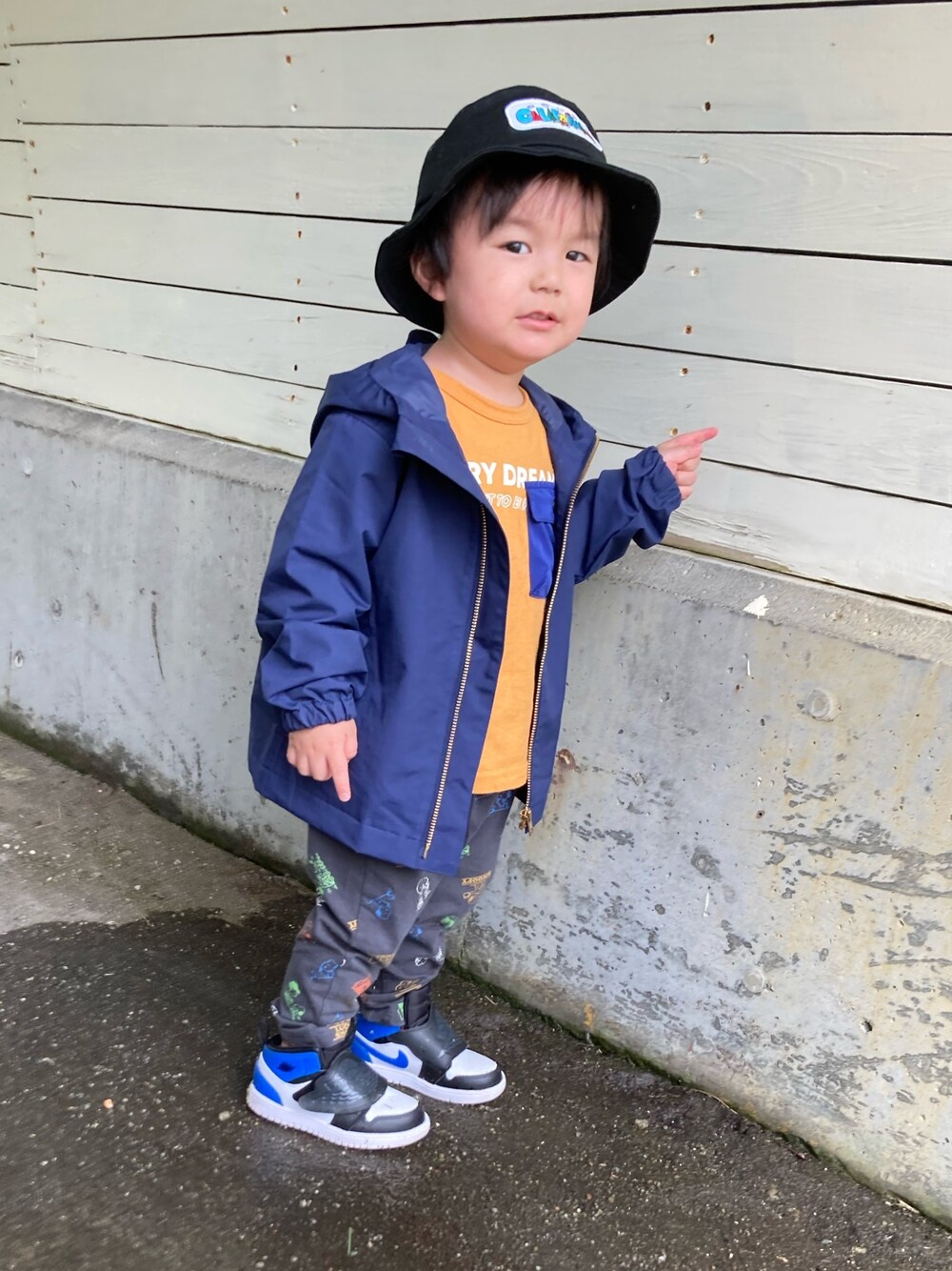 「息子コーデ、息子とお散歩、バケットハット、アノラックパーカー、スヌーピー、エアジョーダン1、スカイジョーダン」｜「NIKEのアイテム（スニーカー、ブルー系）」を使った、あきちゃんさん（メンズ・173cm）の夏コーディネートの1枚目の写真
