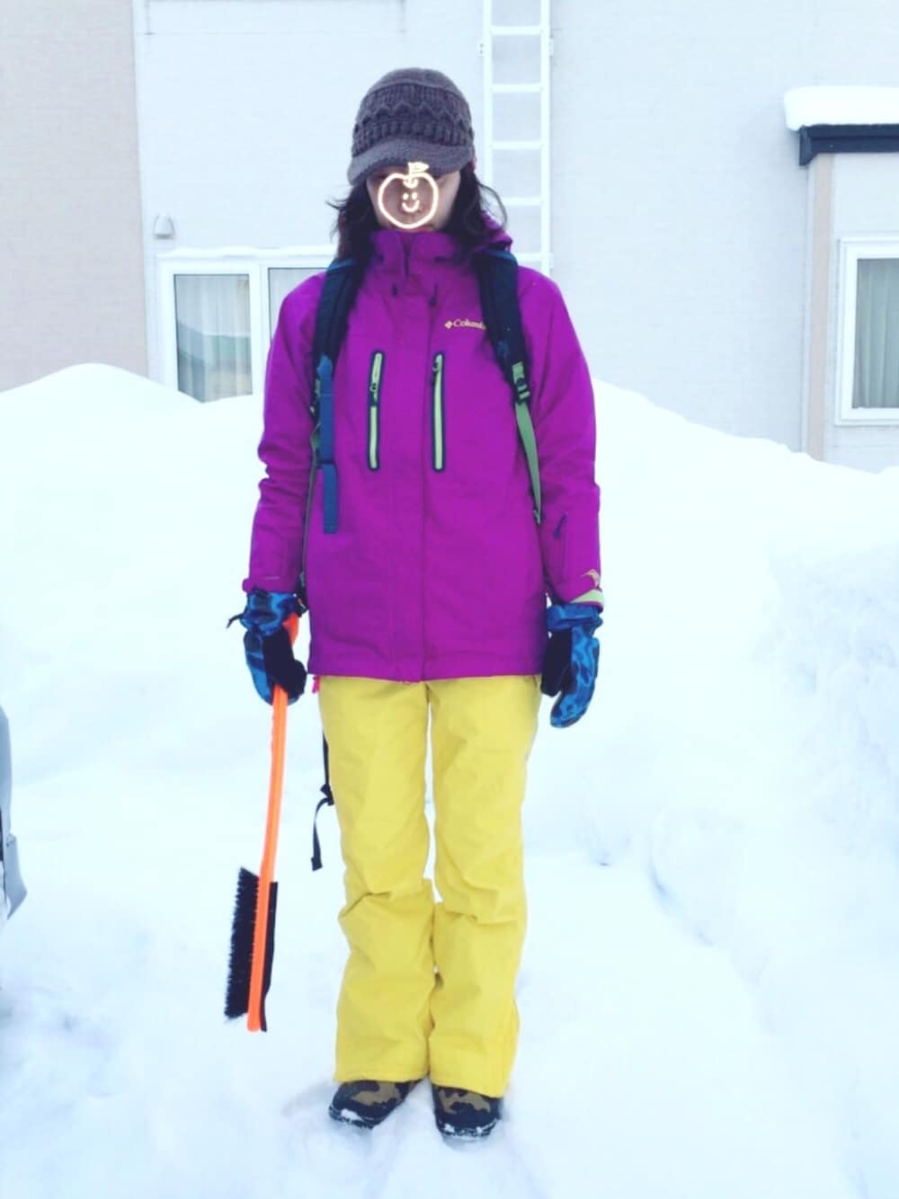 「雪、コロンビア、ヘリーハンセン、エーグル(AIGLE)、パープル、ニットキャップ、冬、イエロー、イエローパンツ」｜「Columbiaのウィメンズギロックリッジジャケット ※防水マウンテンジャケット（ナイロンジャケット、パープル系）」を使った、niko🍏さん（レディース・158cm）の冬コーディネートの1枚目の写真