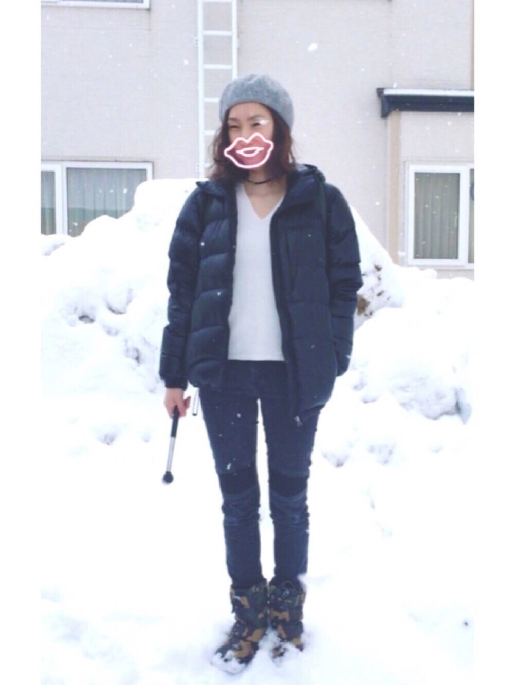 ブラック系のその他パンツ、グリーン系のブーツ、ホワイト系のニット/セーターを着用したレディースの春コーディネートの1枚目の写真