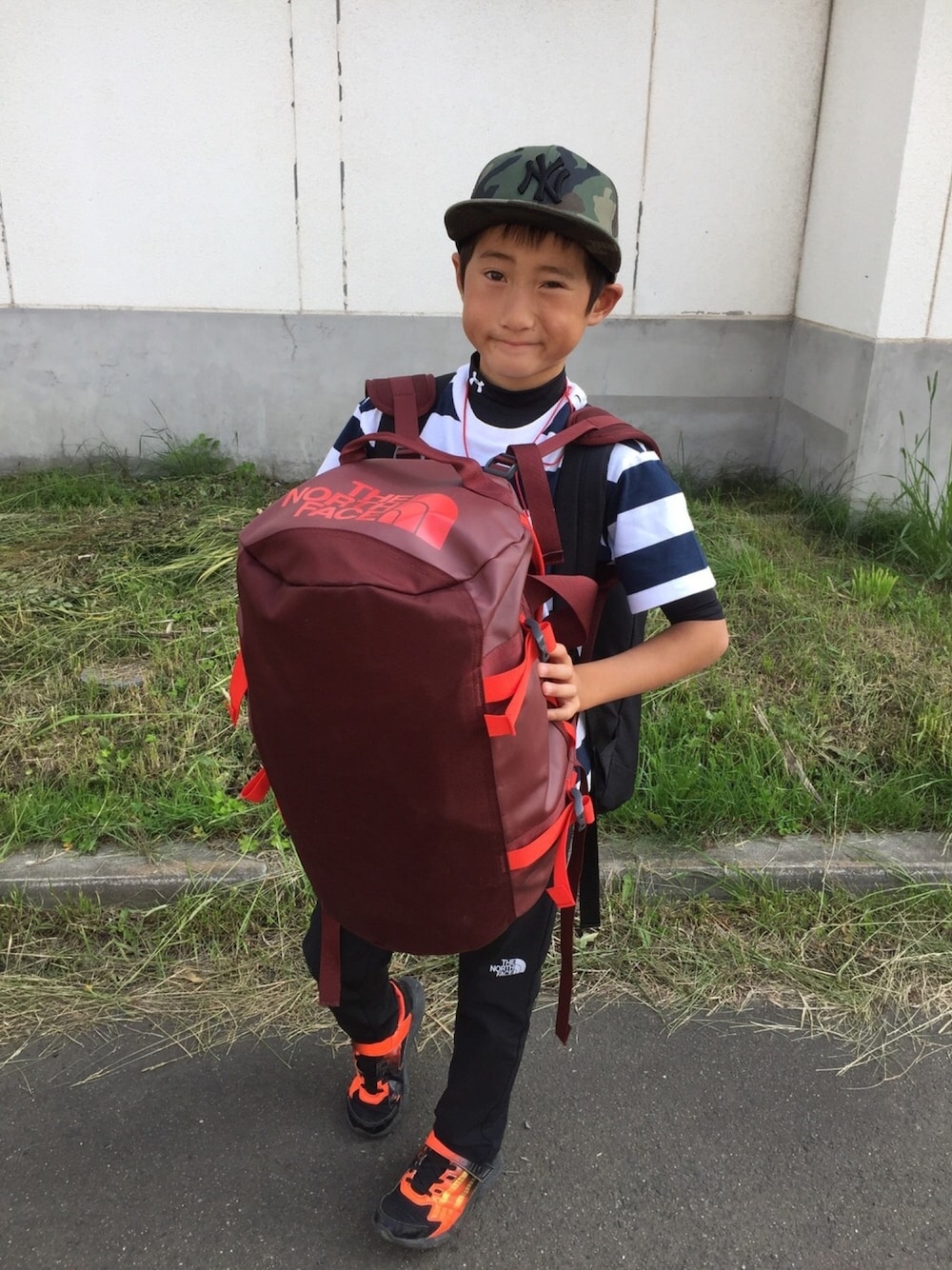 「キッズコーデ、kids、旅行コーデ、アウトドア、ボーダートップス、アンダーアーマー、ユニクロキッズ、ボーダー」｜「UNIQLOのアイテム（Tシャツ/カットソー、ブラック系）」を使った、niko🍏さん（キッズ・130cm）の夏コーディネートの1枚目の写真