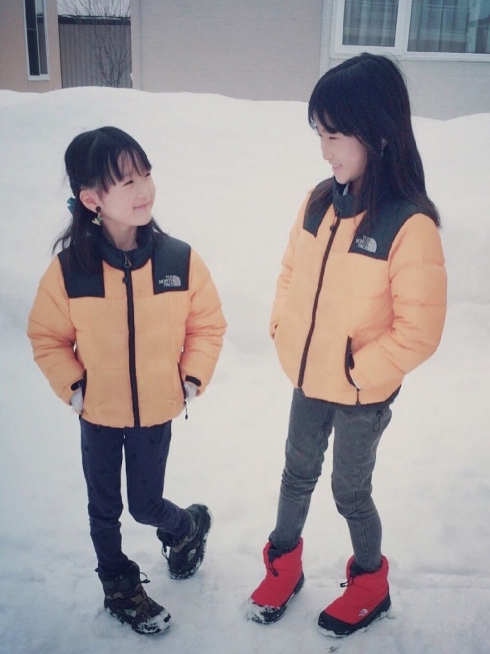 「雪の日、ロマンティック、ノースフェイス、ダウン、イエローコーデ、姉妹コーデ、姉妹、おんなのこコーデ」｜「THE NORTH FACEのアイテム（ダウンジャケット/コート、オレンジ系）」を使った、niko🍏さん（キッズ・120cm）の冬コーディネートの1枚目の写真