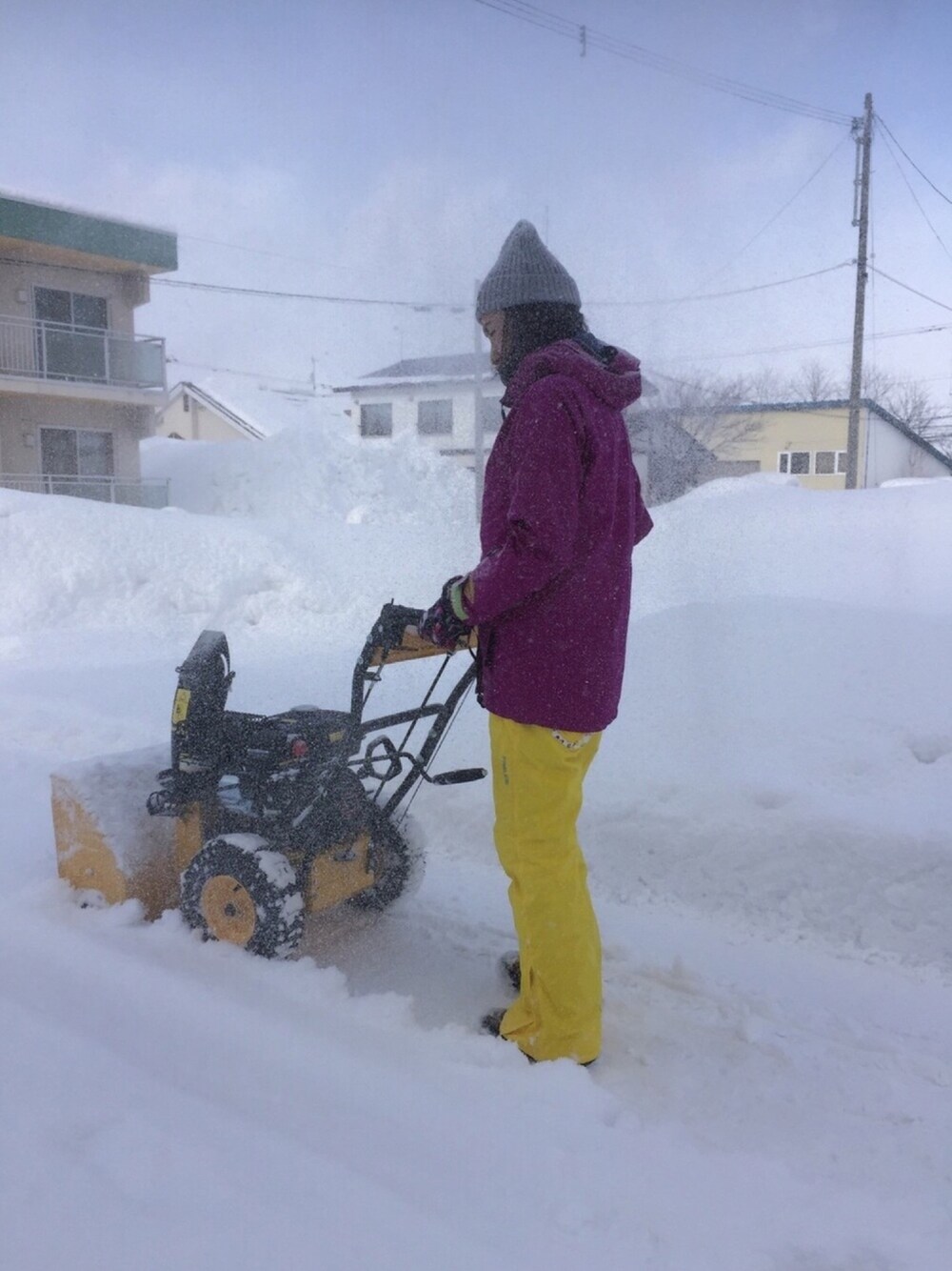 「雪、スキーウェア、ゆきんこ、パープル、コロンビア、ヌプシ、イエロー、イージーパンツ」｜「Columbiaのウィメンズギロックリッジジャケット ※防水マウンテンジャケット（ナイロンジャケット、パープル系）」を使った、niko🍏さん（レディース・158cm）の冬コーディネートの1枚目の写真