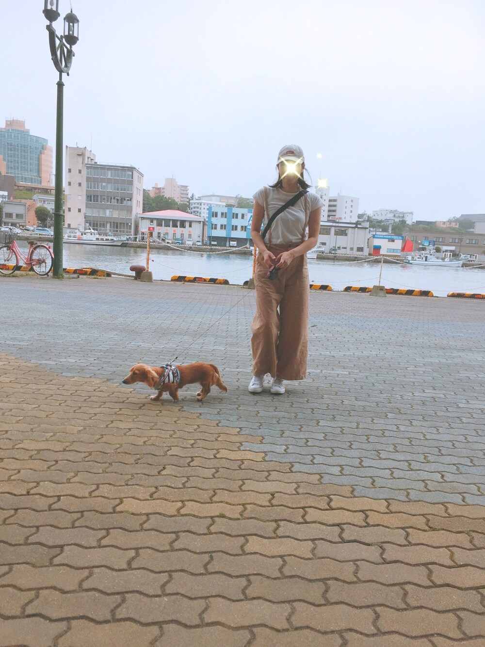 「夏のワントーンコーデ、ラクチンコーデ、ベージュコーデ、ベイカーパンツ、サスペンダー、キャップ、アースカラー、サロペットコーデ、犬の散歩、海」｜「mysty womanのアイテム（Tシャツ/カットソー、ホワイト系）」を使った、niko🍏さん（レディース・158cm）の夏コーディネートの1枚目の写真