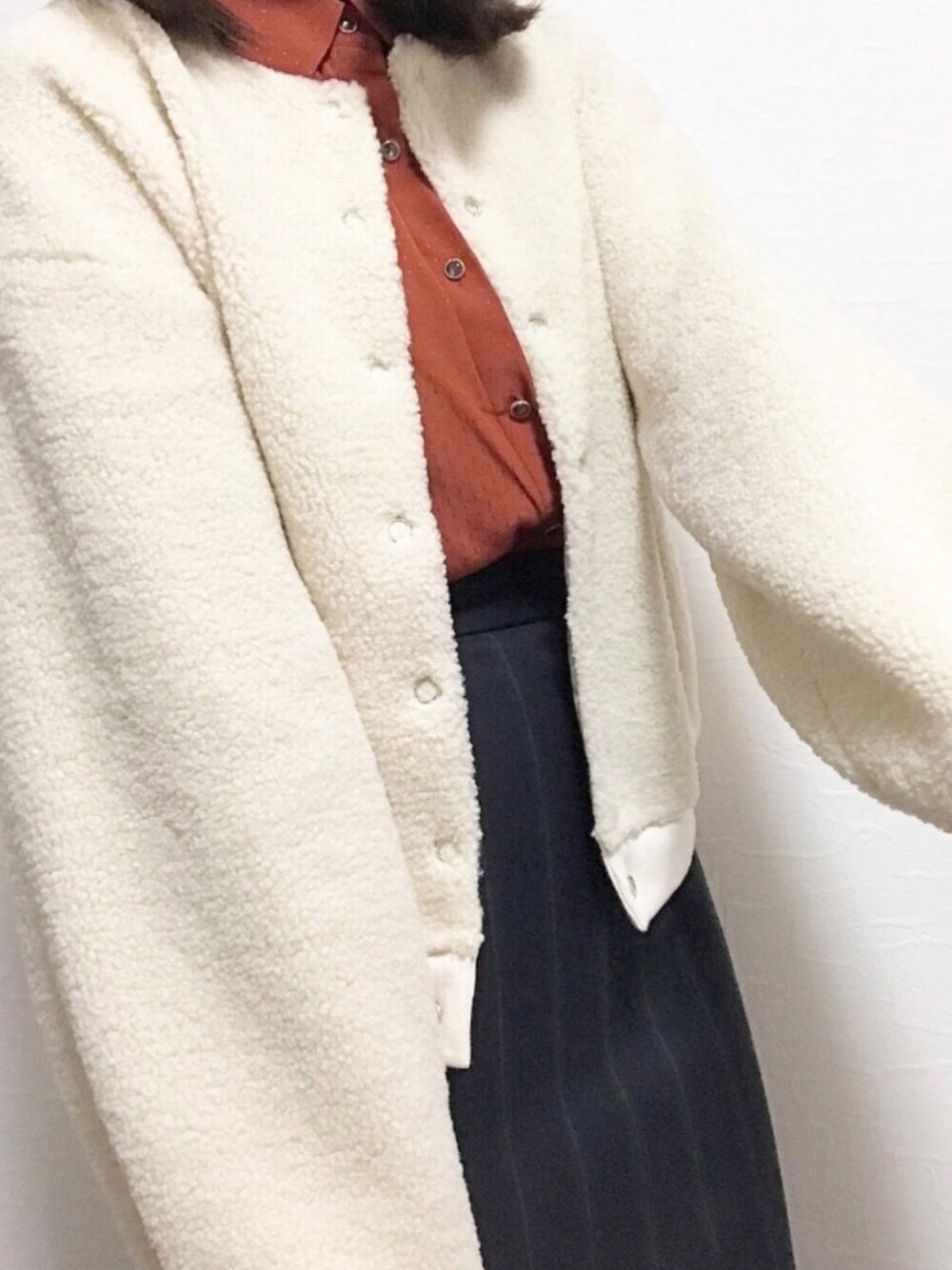 「秋コーデ、ナローミディスカート、ボアフリース、ボアジャケット、wcloset、GU、ジーユー、dresseum、ボアカーディガン、オシャレパッソ」｜「w closetのボアクルーネックカーディガン_（カーディガン/ボレロ、ホワイト系）」を使った、ユンさん（レディース・160cm）の秋コーディネートの1枚目の写真
