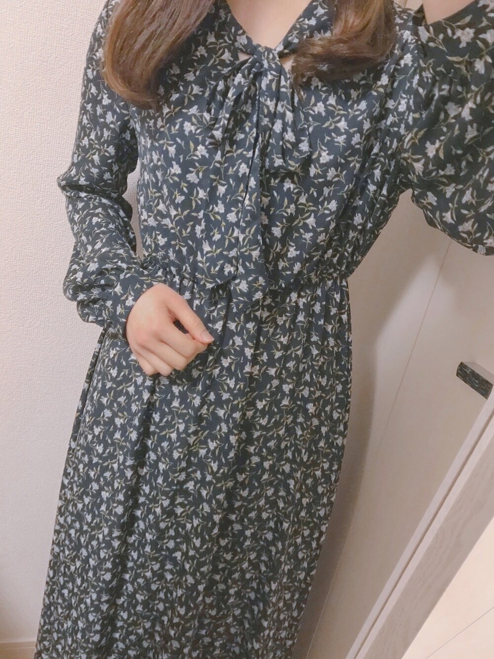 「グリーン、花柄ワンピース、フラワープリントワンピース、ジーユー、GU、プチプラコーデ、おうちファッション」｜「GUのアイテム（ワンピース/ドレス、グリーン系）」を使った、ユンさん（レディース・160cm）の春コーディネートの1枚目の写真