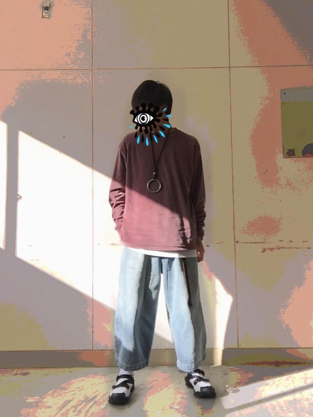 ピンク系のトップス、ブルー系のデニムパンツ、ブラック系のスニーカーを着用したメンズの冬コーディネートの1枚目の写真