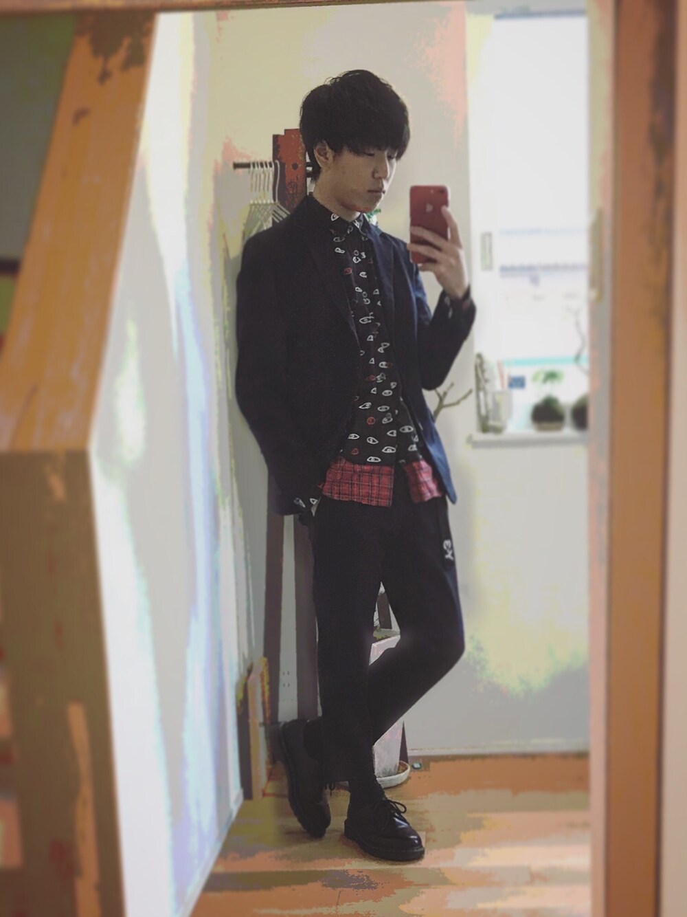 ブルー系のテーラードジャケット、ブラック系のシャツ/ブラウス、ブルー系のスラックスを着用したメンズの春コーディネートの1枚目の写真