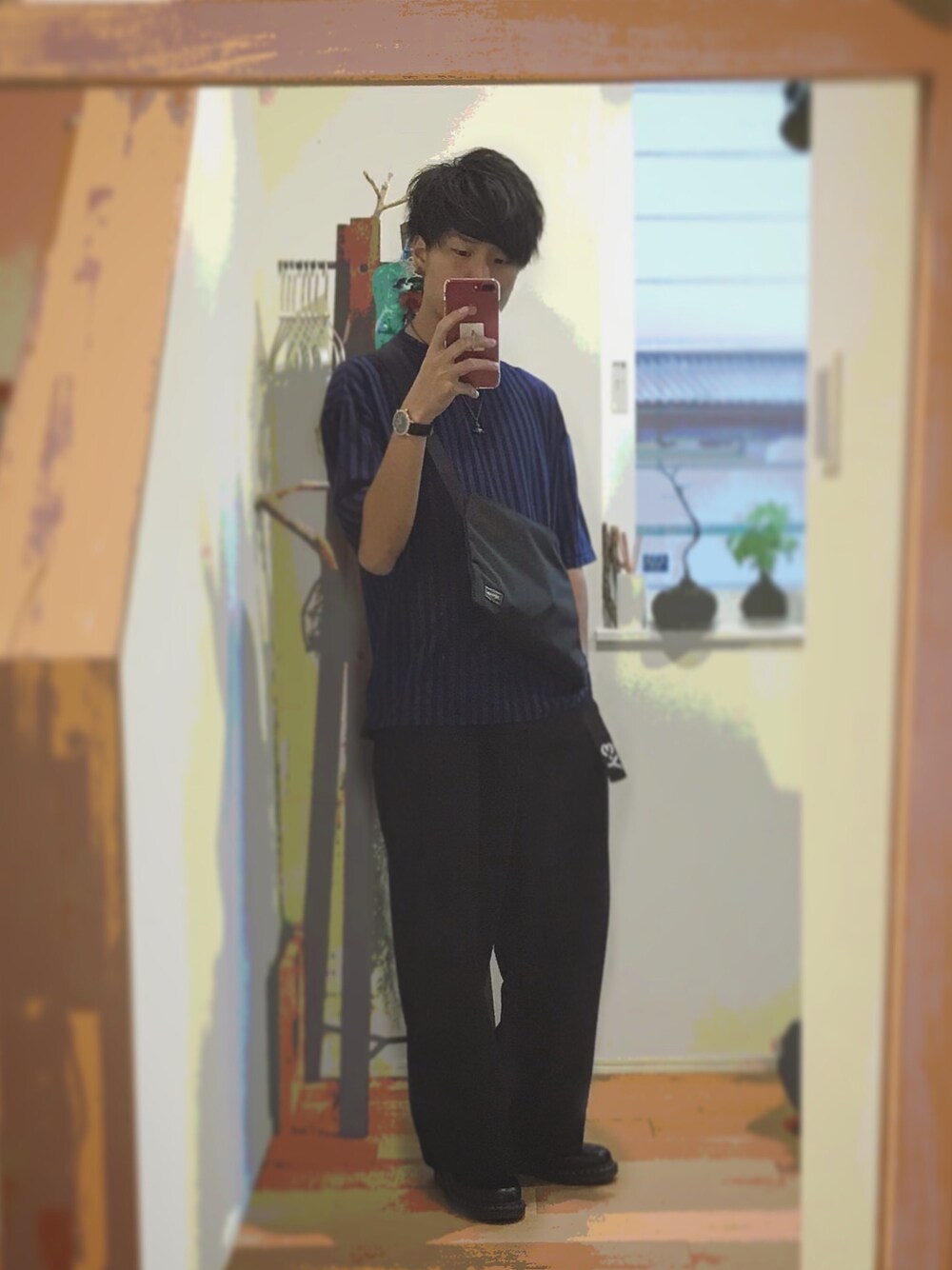 ブルー系のTシャツ/カットソー、ブラック系のショルダーバッグ、ブラック系のその他パンツを着用したメンズの春コーディネートの1枚目の写真