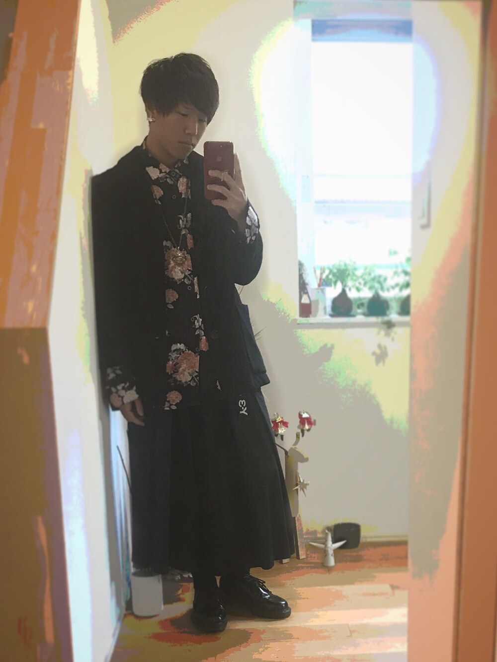 パープル系のシャツ/ブラウス、ブラック系のその他パンツ、ブラック系のその他シューズを着用したメンズの秋コーディネートの1枚目の写真