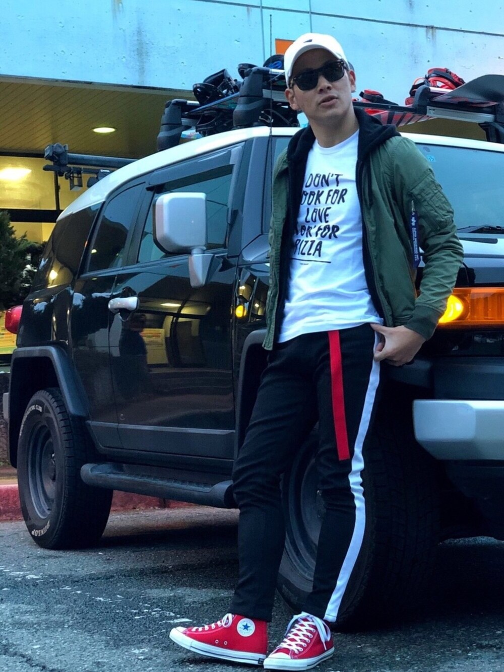 ホワイト系のTシャツ/カットソー、ホワイト系のパーカー、グリーン系のMA-1を着用したメンズの冬コーディネートの1枚目の写真