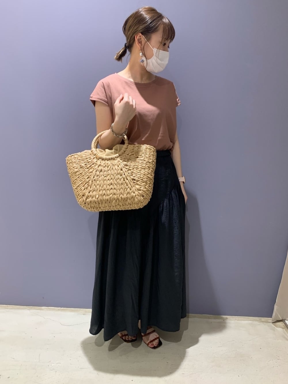 「夏、大人コーデ、カジュアル、ラフ、おしゃれさんと繋がりたい、いいね、save、フォローお願いします🤑、スカート、くすみカラー、ノースリーブ、アメホリ」｜「AMERICAN HOLICのサークルハンドルトート（トートバッグ、ベージュ系）」を使った、honokaさん（レディース・156cm）の夏コーディネートの1枚目の写真
