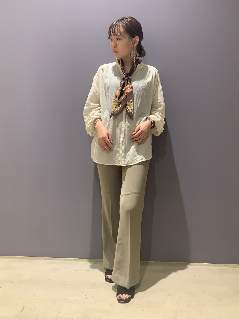 「ベージュ、きれいめコーディネート、大人カジュアル、シンプルコーデ、シアーシャツ、カジュアルコーデ、大人かわいい、お洒落さんとつながりたい、センタープレスパンツ、オトナ女子」｜「AMERICAN HOLICのアイテム（ファッション雑貨、ブラウン系）」を使った、honokaさん（レディース・156cm）の夏コーディネートの1枚目の写真