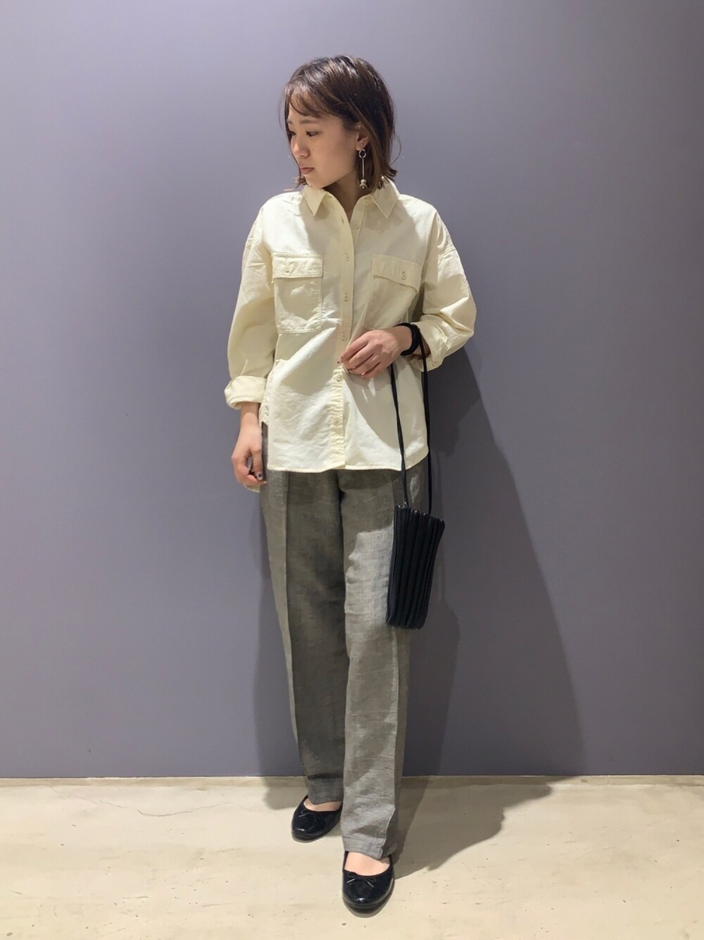 「シンプル、大人カジュアル、パンツスタイル、大人女子、シャツスタイル、秋服、カジュアルコーデ、大人かわいい、秋コーデ、ラブアンドピース2020」｜「AMERICAN HOLICのCPOシャツ　〇＊（シャツ/ブラウス、ホワイト系）」を使った、honokaさん（レディース・156cm）の秋コーディネートの1枚目の写真