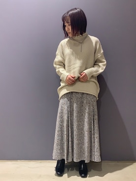 「白ニット」｜「アイテム（スカート、グレー系）」を使った、honokaさん（レディース・156cm）の冬コーディネート