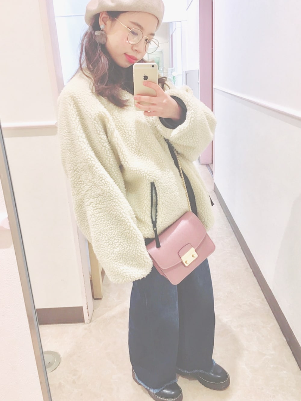 「ボアジャケット、Kastane、ootd、低身長、152cm、デニムパンツ、ローファー、ベレー帽、ベレー帽×メガネ、おしゃれさんと繋がりたい」｜「Kastaneのリバーシブルボアブルゾン（ブルゾン、ホワイト系）」を使った、runさん（レディース・152cm）の冬コーディネートの1枚目の写真